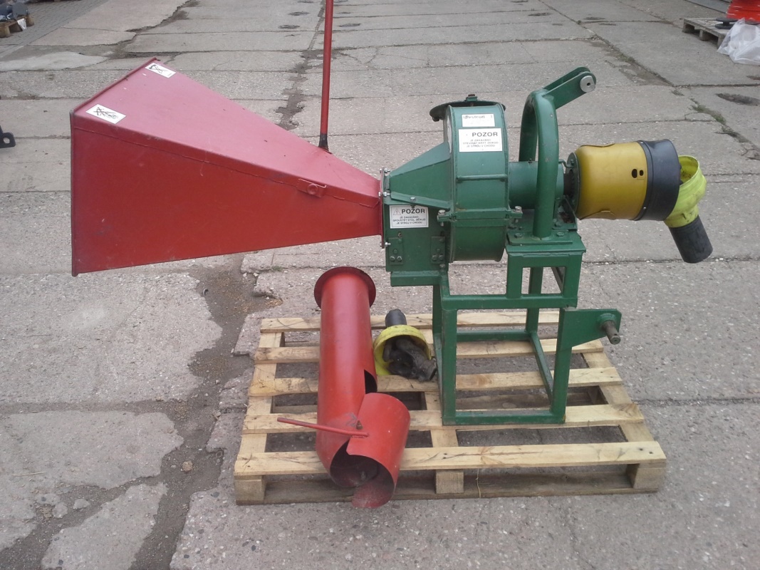 Štěpkovač větví za traktor Bystroň