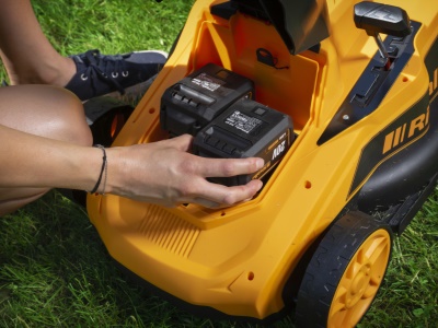 Riwall PRO RALM 4020i SET - akumulátorová sekačka 2 x 20 V + 2x 4 Ah baterie + duální rychlonabíječka 4,5 A