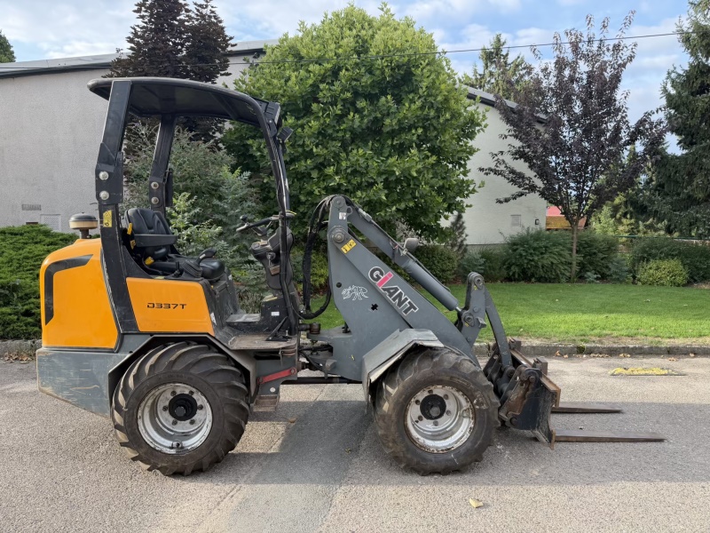 Kloubový nakladač GiANT D337T