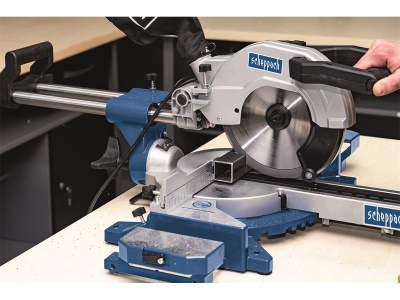 Scheppach HM 90 MP - dvourychlostní multifunkční pokosová pila s potahem a laserem
