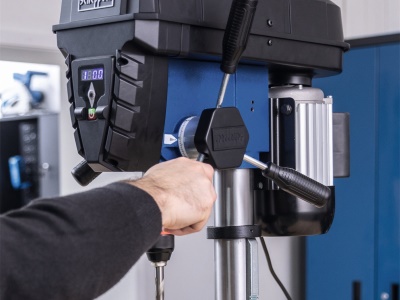 Scheppach TBM 250 Vario - stojanová vrtačka s křížovým laserem