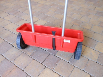 HECHT 212 - ruční rozmetač hnojiva, osiva nebo soli 