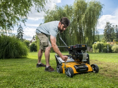Riwall PRO RPV 4058 - travní vertikutátor/provzdušňovač s benzinovým motorem 40 cm