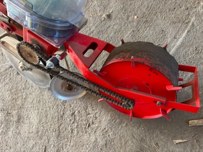 Nesený secí stroj Terradonis JD-1 pro velká semena závěs kat. 1