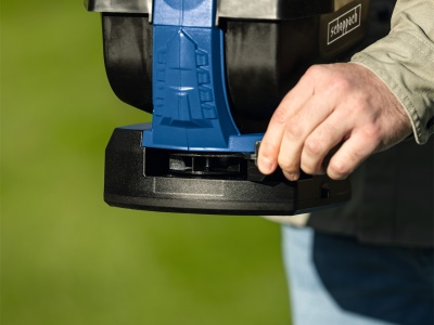 Scheppach C-GSP800-X-SET S - 20 V IXES aku rozmetadlo + 2Ah baterie + nabíječka 2,4 A