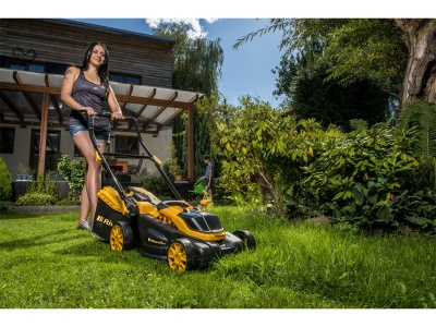 Riwall PRO RALM 3820 SET - akumulátorová sekačka 2x20 V + 2x 4 Ah baterie + 2x nabíječka 2,4 A