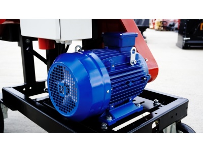 Špalíkovač s elektrickým pohonem Model RPE-120 Remet (11 kW) + Pásový dopravník 3m + Podvozek pro ruční přepravu