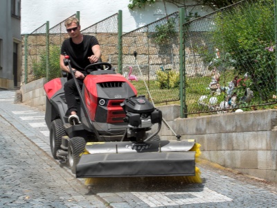 Zametací kartáč motorový