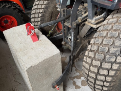 Traktor Kubota B 3150 včetně čelního nakladače, lžíce, pal. vidlí, závaží