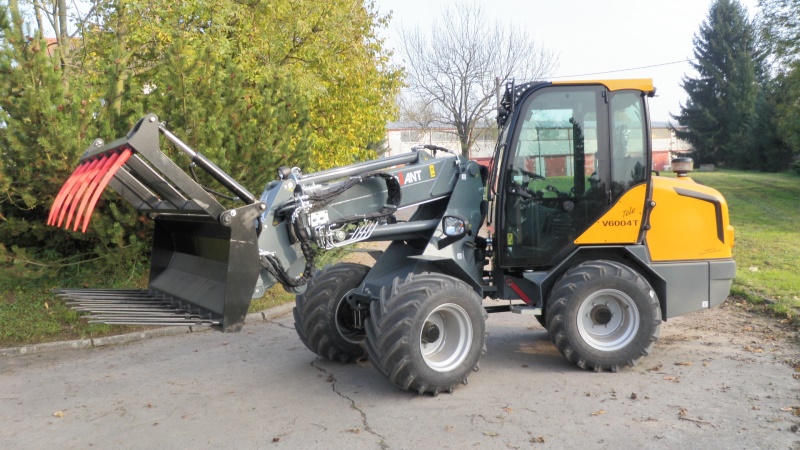 Kloubový nakladač Giant V6004T 