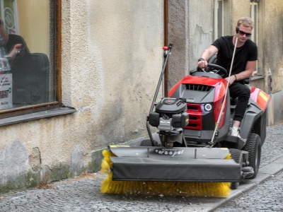 Zametací kartáč motorový