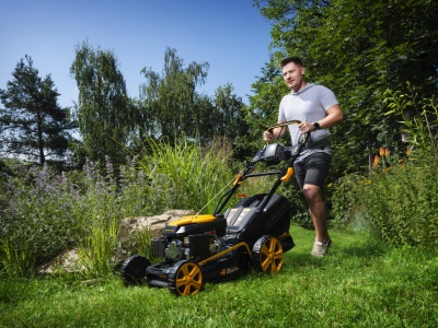Riwall PRO RPM 4735 E - multifunkční travní sekačka 4 v 1 s benzinovým motorem, pojezdem a elektrostartem