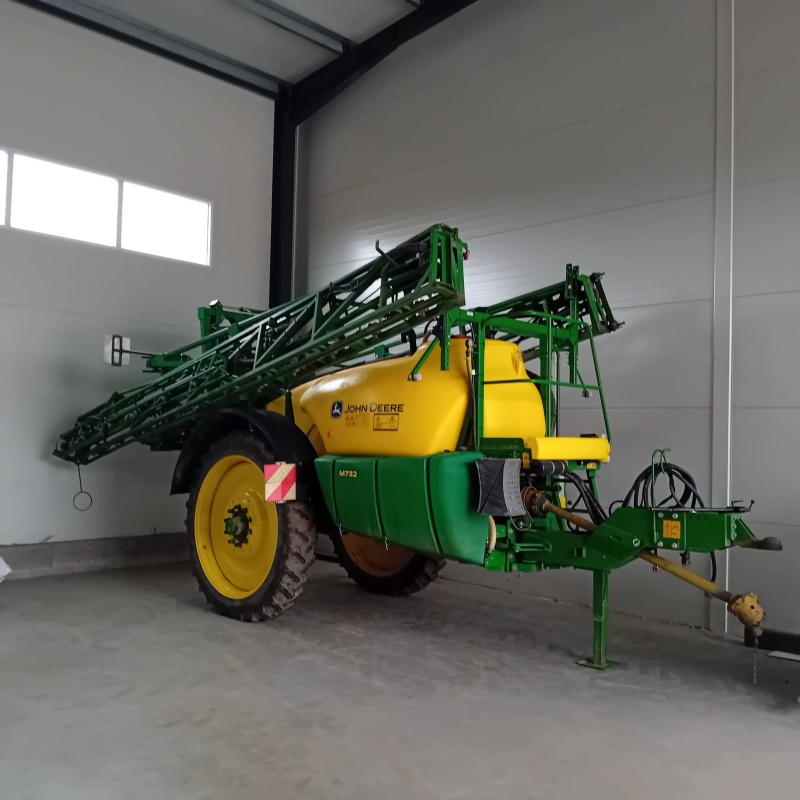 Tažený postřikovač JOHN DEERE M732i