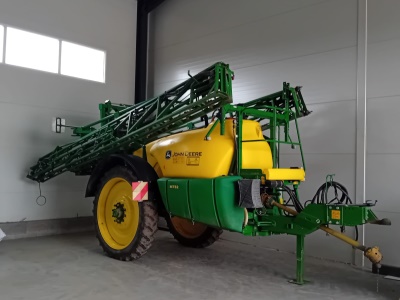 Tažený postřikovač JOHN DEERE M732i