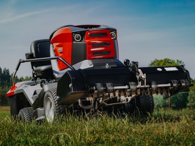 Travní traktor Seco Starjet  P4  s Vertikutátorem