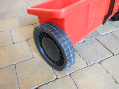 HECHT 212 - ruční rozmetač hnojiva, osiva nebo soli 