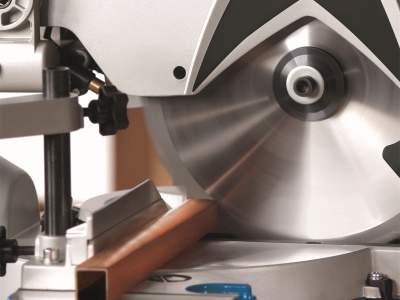 Scheppach HM 110 MP - dvourychlostní multifunkční pokosová pila s potahem a laserem