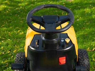 Riwall PRO RLT 86 TRD - Travní traktor 86 cm se zadním výhozem a mechanickou převodovkou