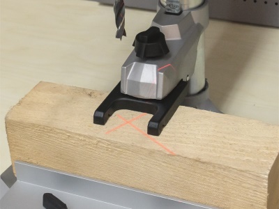 Scheppach DP 55 - stojanová vrtačka s křížovým laserem