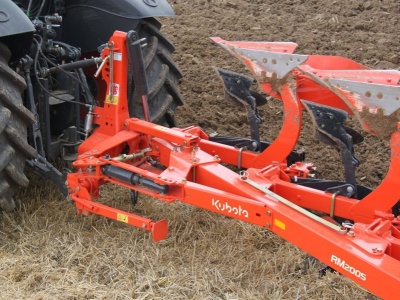 Nesený otočný pluh Kubota RM2005