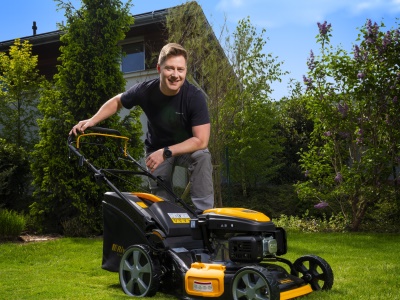 Riwall PRO RPM 5155 PRO - multifunkční travní sekačka 4 v 1 s benzinovým motorem a pojezdem