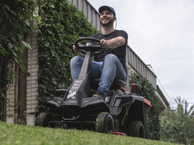 Scheppach MR 230-61 - travní rider 61 cm s zadním a bočním výhozem a mechanickou převodovkou