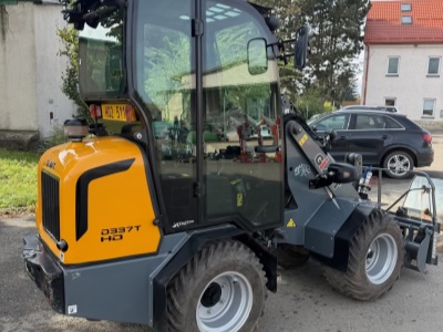 Kloubový nakladač GiANT D337T