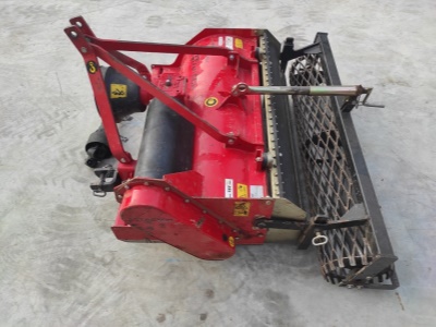 Zakladač trávníků za traktor R2 TST100