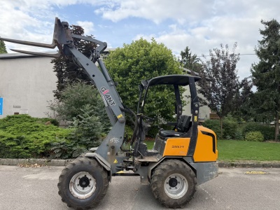 Kloubový nakladač GiANT D337T