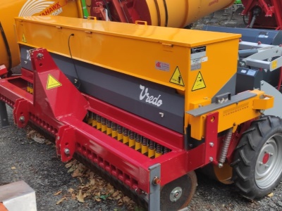 Diskový secí stroj na setí a přísevy trávy Vredo DZ 125.07.5
