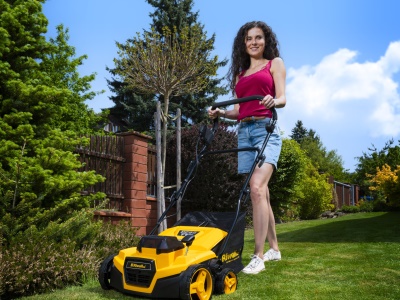 Riwall PRO RAV 3820i - aku travní provzdušňovač 2x20 V (bez baterie a nabíječky)