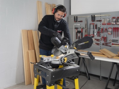 POWX07560S - Pokosová pila s potahem a oboustranným náklonem 1 500W / 210mm