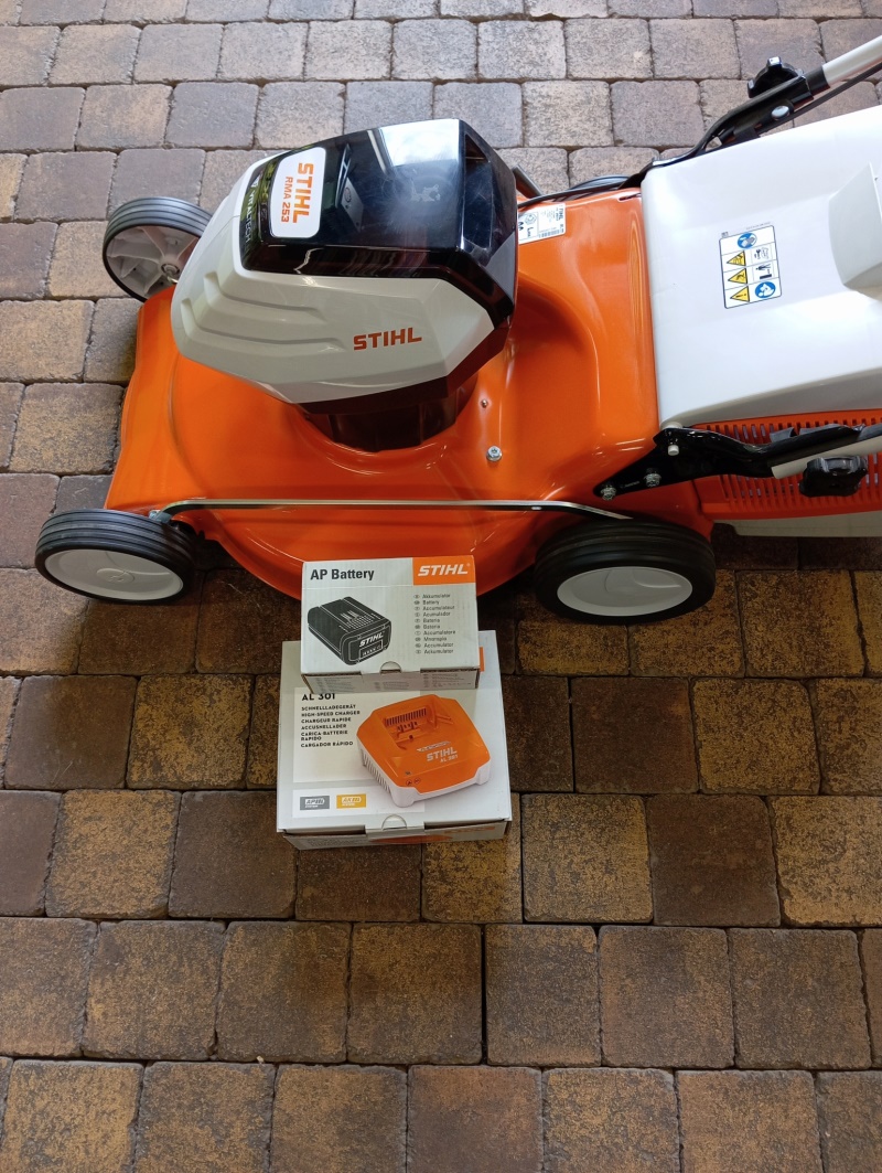 Travní aku sekačka STIHL RMA 253 SET