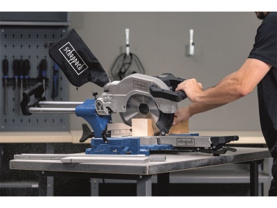 Scheppach HM 110 MP - dvourychlostní multifunkční pokosová pila s potahem a laserem