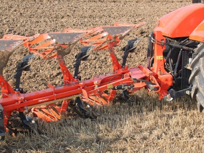 Nesený otočný pluh Kubota RM3000
