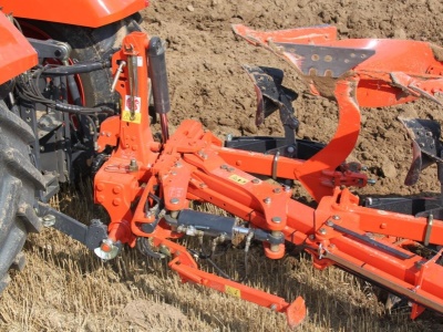 Nesený otočný pluh Kubota RM3005