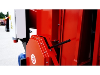 Špalíkovač s elektrickým pohonem Model RPE-200 Remet (22 kW) + Pásový dopravník 4m
