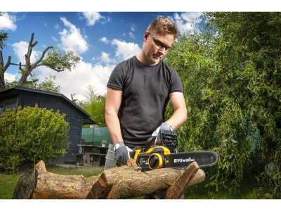Riwall PRO RACS 2520i SET - aku řetězová pila 20 V s bezuhlíkovým motorem + 4Ah baterie + nabíječka