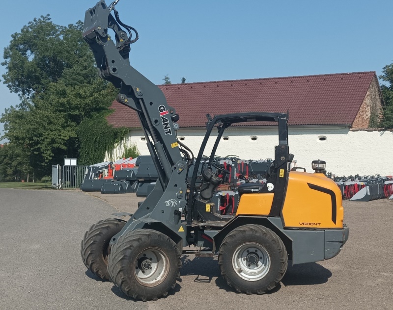 Kloubový nakladač GiANT  V6004T - X-TRA