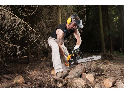 Riwall PRO RPCS 5545 - řetězová pila s benzinovým motorem 54 ccm