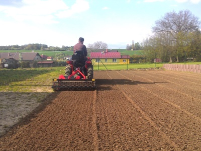 Zakladač trávníků za traktor R2 TST100