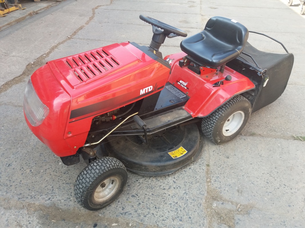 Travní traktor MTD  RH 115/76