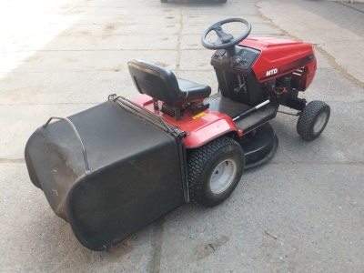 Travní traktor MTD  RH 115/76