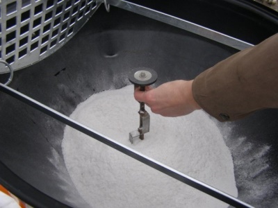 Rozmetadlo soli a umělých granulovaných hnojiv KRH 03 se sedačkou a radlicí