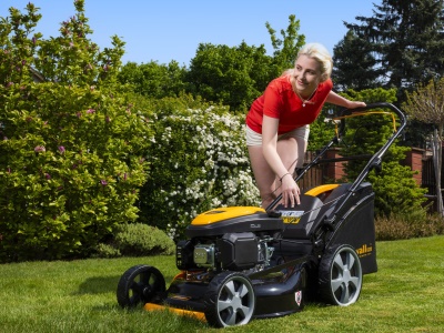 Riwall PRO RPM 5155 PRO - multifunkční travní sekačka 4 v 1 s benzinovým motorem a pojezdem