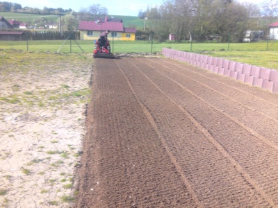 Zakladač trávníků za traktor R2 TST100