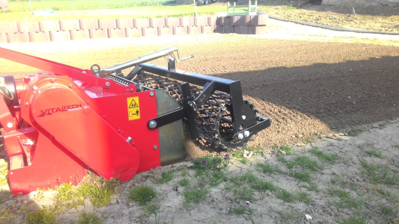 Zakladač trávníků za traktor R2 TST100