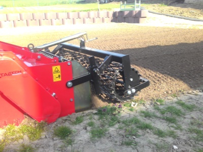 Zakladač trávníků za traktor R2 TST100