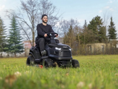 Scheppach TMR 452-98C-SD - travní traktor 98 cm s bočním výhozem a CVT převodovkou