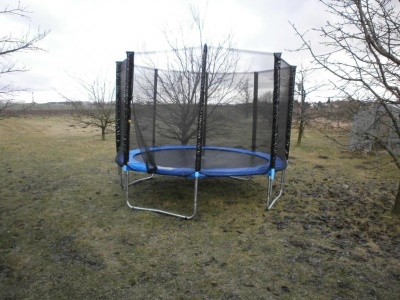 Trampolína OmniJump s ochrannou sítí o průměru 305 cm